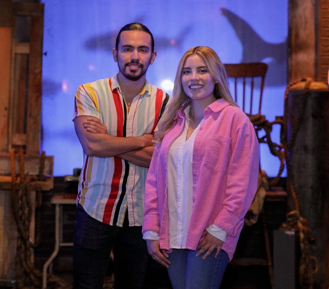 Alfonso Rao y su hermana en el set de Shark Tank México